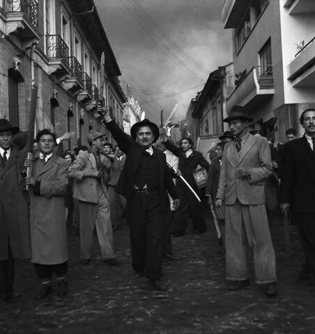 El Bogotazo (Muerte de Jorge Eliécer Gaitán) Archivo de Bogotá. (1948). Bogotazo [Fotografía]. RTCV Noticas. https://www.rtvcnoticias.com/fotos-del-bogotazo-que-paso-9-de-abril-1948