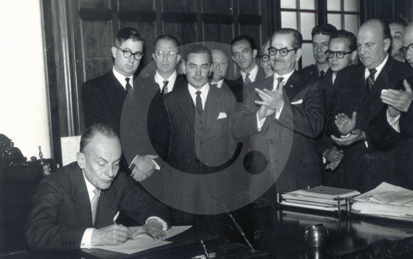 Frente Nacional~ARCHIVO EL COLOMBIANO (1957) Los partidos liberal y conservador se rotaron la presidencia. [Fotografía] El Colombiano https://www.elcolombiano.com/colombia/hace-60-anos-germino-la-semilla-que-propicio-el-frente-nacional-FM6178070