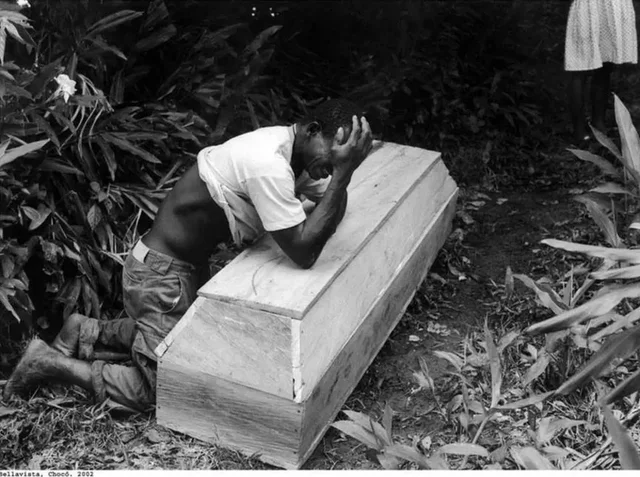 Victimas~Abad Colorado, J. (2016, 26 septiembre). Aniceto lleva el cadáver de su esposa Ubertina a través de la selva del departamento colombiano de El Chocó. [Fotografía]. https://www.bbc.com/mundo/noticias-america-latina-37452970