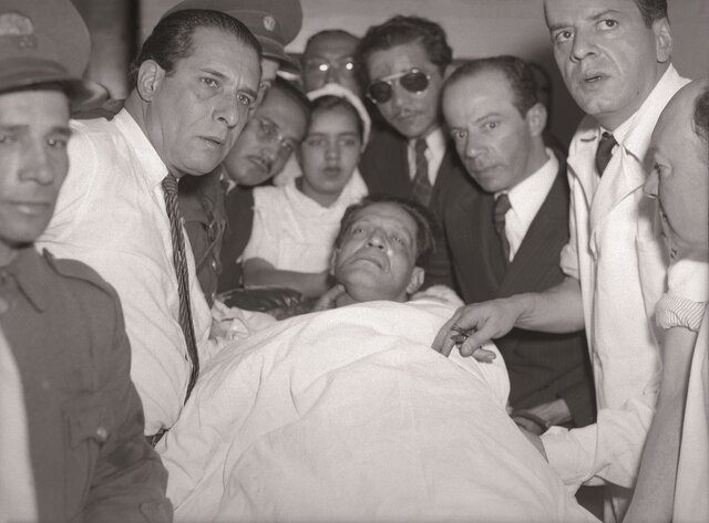 El Bogotazo (Pie de Foto: González, S. (1948). Cadáver de Jorge Eliécer Gaitán en la clínica central. Bogotá, 9 de abril de 1948. https://www.banrepcultural.org/coleccion-bibliografica/especiales/sady-gonzalez)