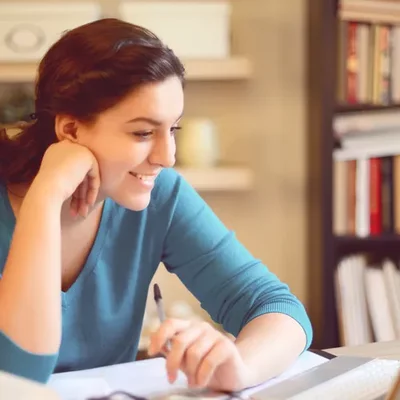 Timeline: Línea del tiempo de "La educación en línea & a distancia".