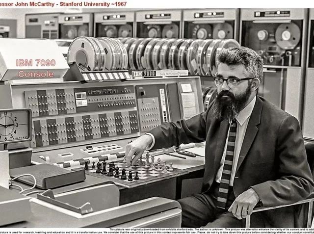John McCarthy define el término de Inteligencia Artificial