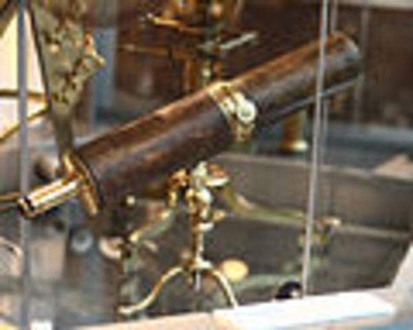 James Gregory designs the Gregorian reflector