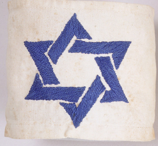 Los judios de Polonia son forzados a usar unas bandas con estrellas