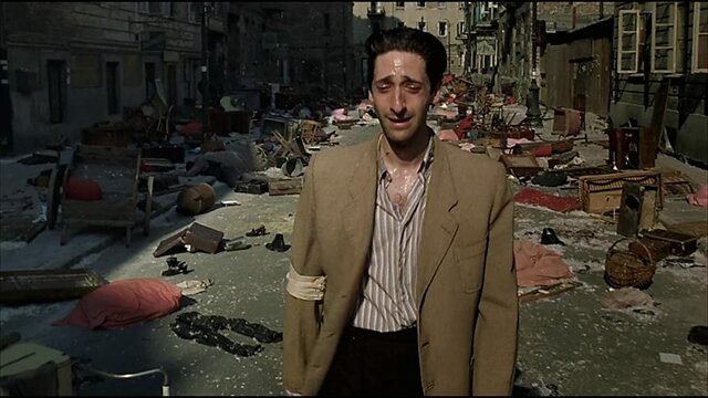 La familia de Waldek es llevada al campo, pero el escapa