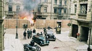 Waldek está en su apartamento cerca del Gueto y ve una batalla