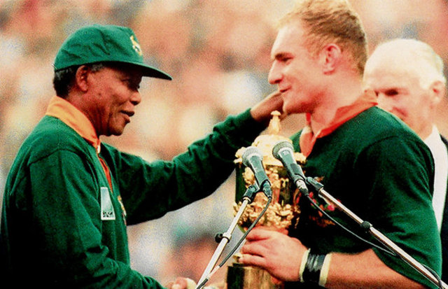 President Nelson Mandela presented the Rugby World Cup trophy to Francois Pienaar