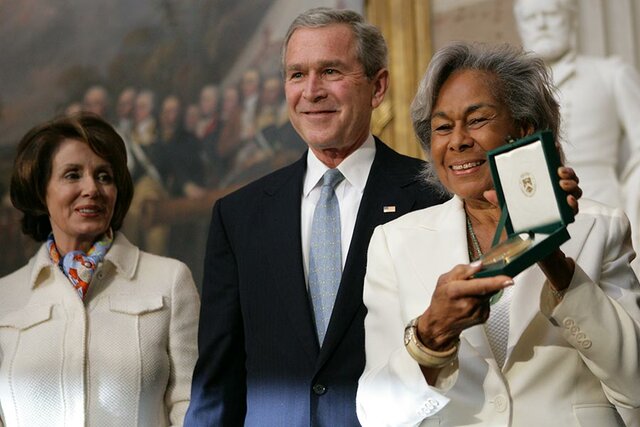 Congress awards Robinson