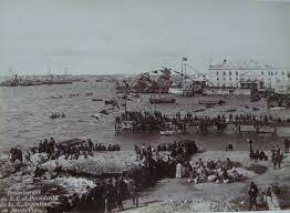 Se traslada con su familia a España.