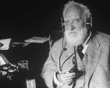 Alexander Graham Bell patenta el telefono