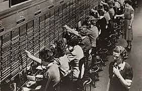 Se instala la primera central pública telefónica, en USA