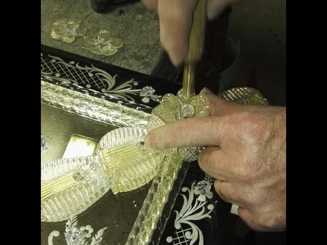 Invención del espejo de vidrio.