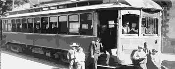 15 000 obreros desfilan por las calles de la Ciudad de México en apoyo a las huelgas de tranviarios y ferrocarrileros.