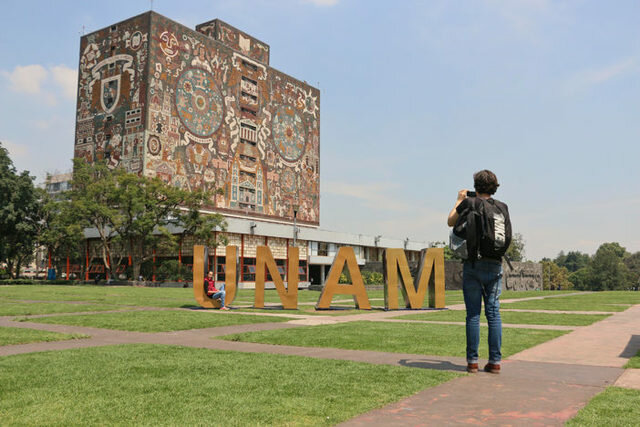 Se inicia el programa UNAM-E.U de educación a distancia y servicios en línea, con la transmisión de la primera videoconferencia.