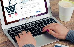 Se realizan las primeras transacciones comerciales a través de la Web.