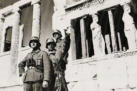 Italia invade Grecia.