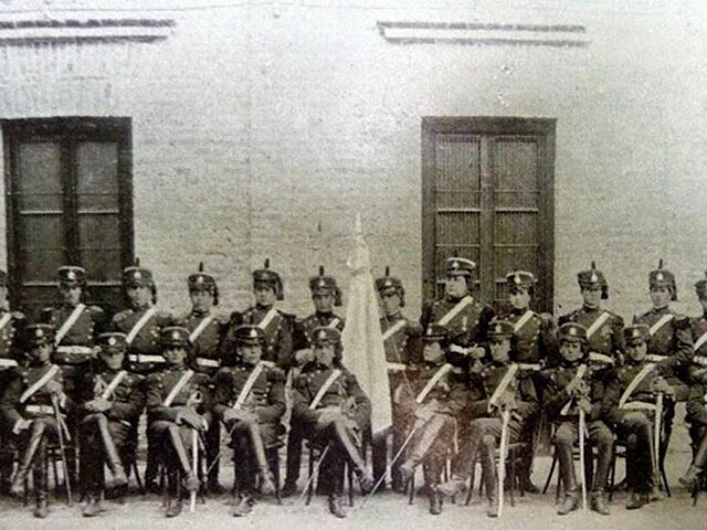 CREA UN GRUPO DE CABALLERÍA