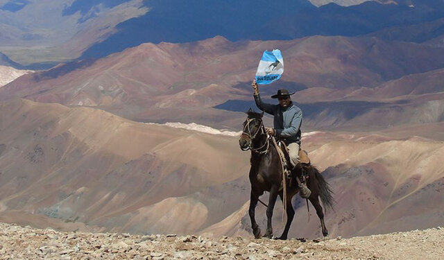 El grueso del Ejército cruza los Andes.