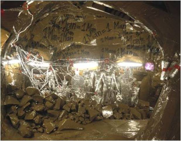 Thomas Hirschhorn. Cavemanman, 2002