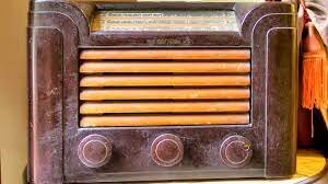 Durante la nochebuena de 1906 se realiza la primera transmisión de radio.