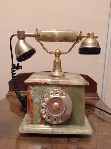 Alexander Graham Bell patenta el teléfono.