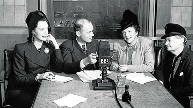 La BBC y la CBS efectúan las primeras emisiones públicas de televisión.