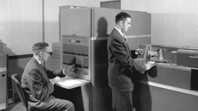 Primera computadora que llego a Colombia