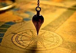 Léon Foucault, utilizando un péndulo, demuestra la rotación de la Tierra.