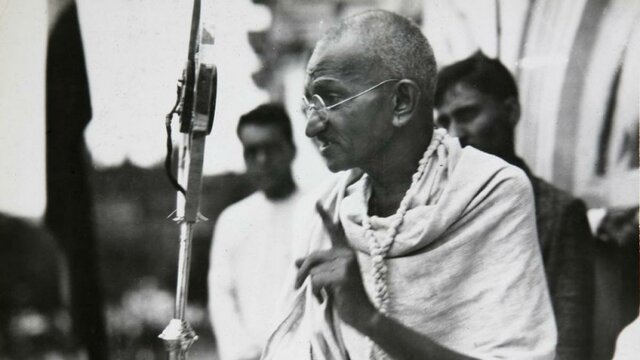 Mahatma Gandhi protesta en la India