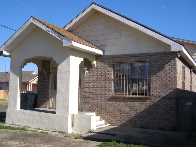 Shots of Kisa and Jewel's home, post-Katrina (2)
