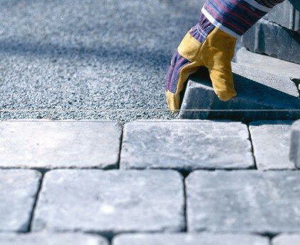 Primeros adoquines viales