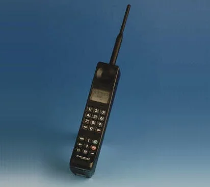 El primer móvil digital portátil.