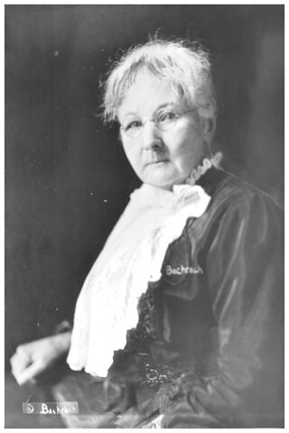 After her dress shop is destroyed in the Great Chicago Fire