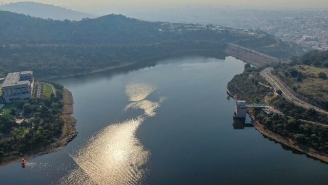 Presa Madin fuente de abastecimiento de agua en montañas de rocas volcánicas
