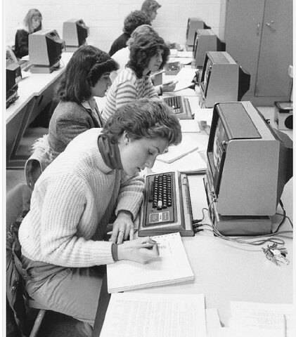 Uso del ordenador personal y programas de enseñanza asistida por ordenador.