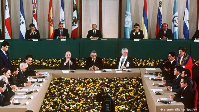 1992, Firma de los acuerdos de paz.