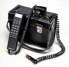 Nokia lanza su Mobira Talkman.