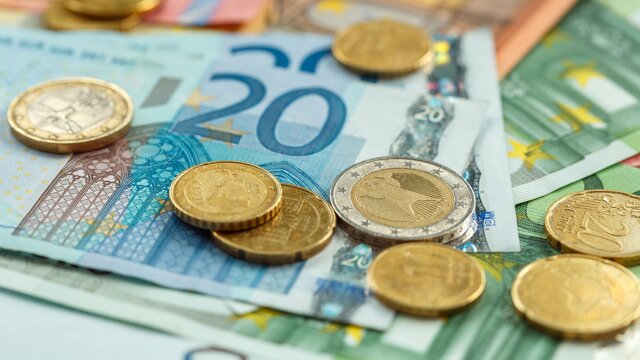 Empiezan a circular los billetes y monedas en euros en doce países de la UE