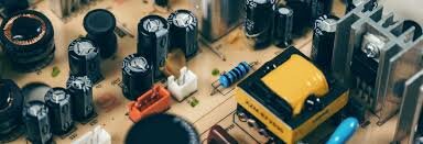 SHOCKLEY INVENTA EL TRANSISTOR DE CONTACTO