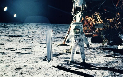 HOMBRE LLEGA  A  LA LUNA