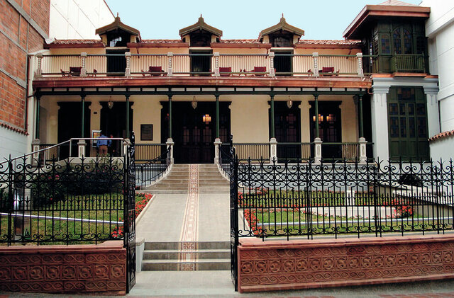recorre  historia en zona fuccia  la casa barrientos hoy restaurada y llamada la casa de literatura infantil