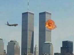 Dos aviones se estrellan contra las torres gemelas.