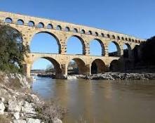 Romans create aqueducts