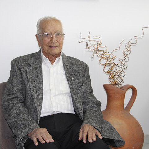 Iniciativa del director del departamento de psicología de ese entonces, el padre Alvaro Jiménez Cadena (estudios de posgrado de psicología en Loyola University de Chicago) → se eleva el rango de departamento a facultad