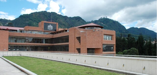 Influencia de los psiquiatras de la Facultad de Medicina de la misma universidad, que lleva a la conformación del consejo académico con orientaciones psicodinámicas