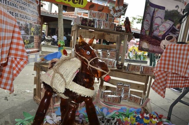 Feria de Emprendimiento y Mercado Campesino Hechos para el Cambio