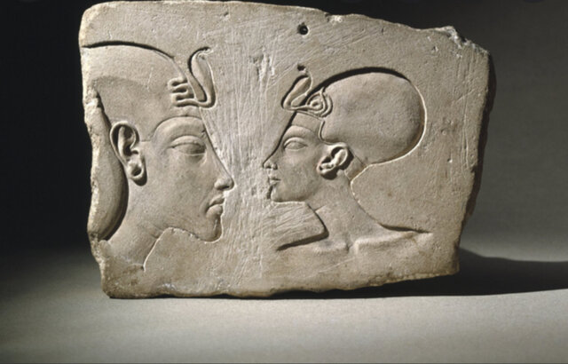 Akhenaton and Nefertiti begin their rule