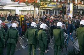 Soviet Union breaks apart