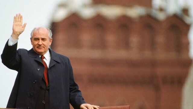 Asume el poder gorbachov y crea la perestroika