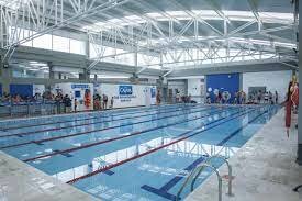 Entre a un curso de natación